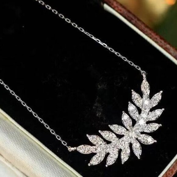 🍁 Leaf Micro Pave Designed Dazzling Zircon Pendant Necklace, UNVN12413 - Picture 1 of 7